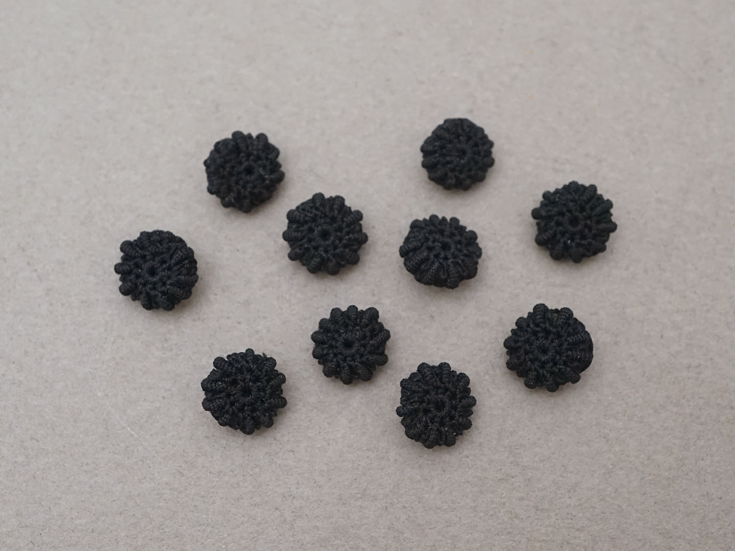 画像2: 19世紀末 アンティーク 花モチーフ 編み込みボタン 黒 10ピースのセット 9mm  (2)