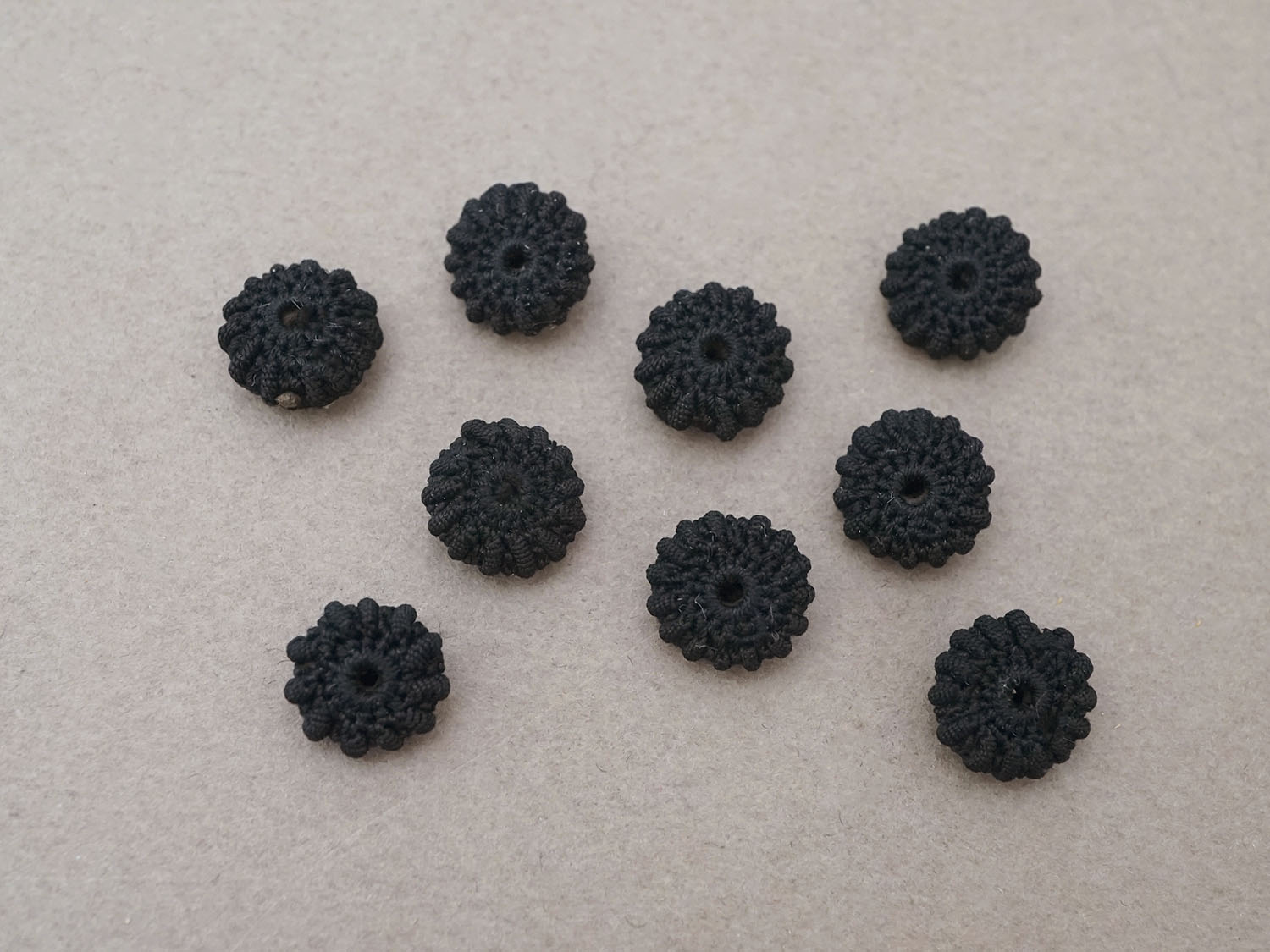 画像2: 19世紀末 アンティーク 花モチーフ 編み込みボタン 黒 9ピースのセット 10mm  (2)
