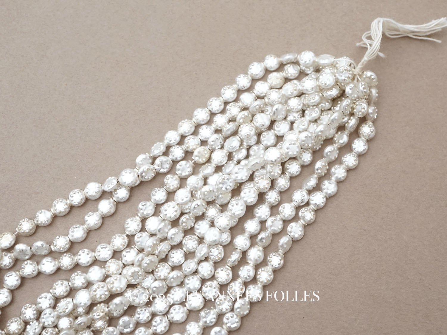 画像1: アンティーク スフレビーズ シルバー ドット柄 ラウンド 6mm  約550ピースのセット 吹きガラス製 ビーズ (1)