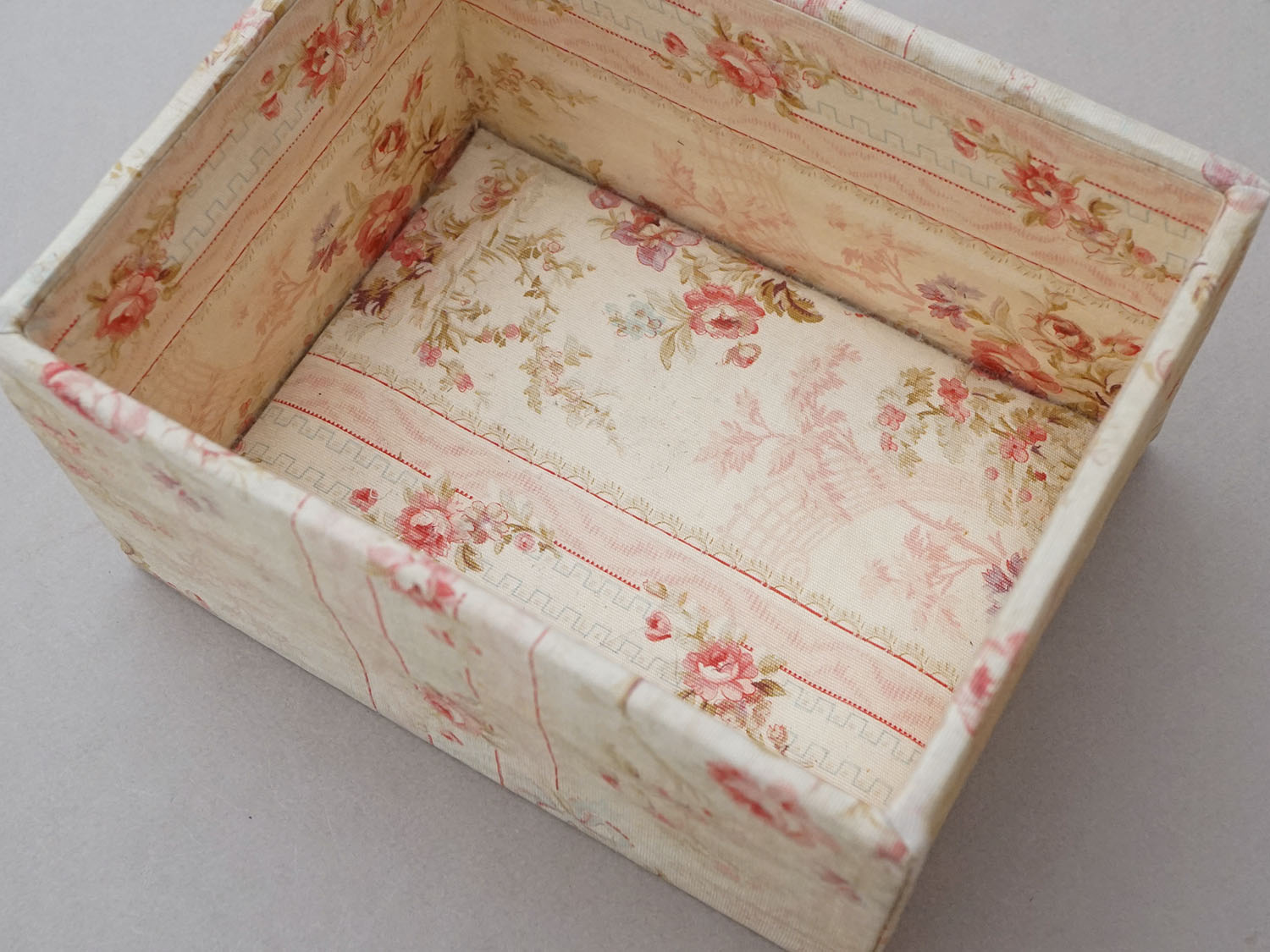 画像8: *蚤の市*アンティーク 薔薇模様&水色のリボン カルトナージュボックス  (8)