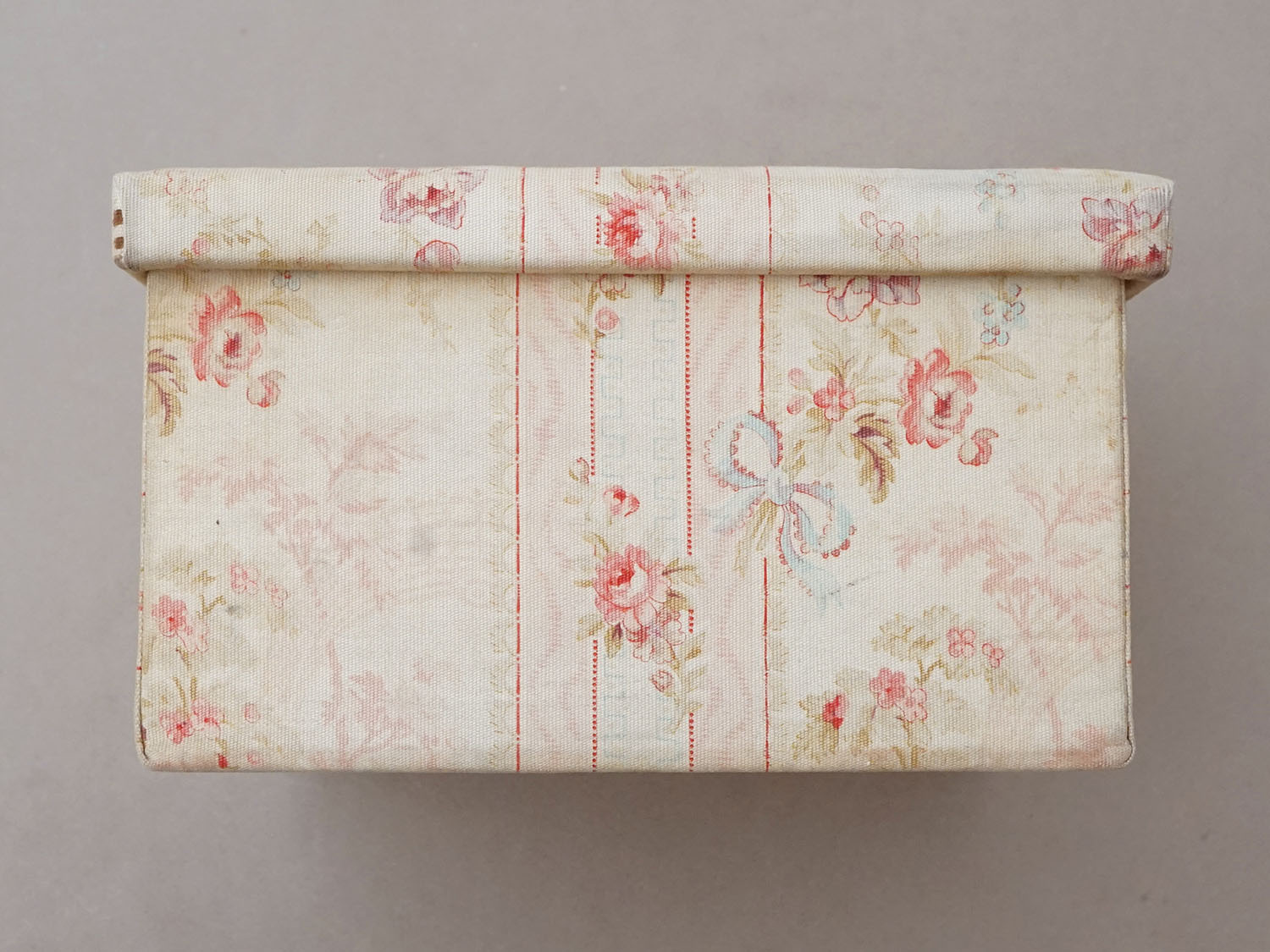 画像4: *蚤の市*アンティーク 薔薇模様&水色のリボン カルトナージュボックス  (4)