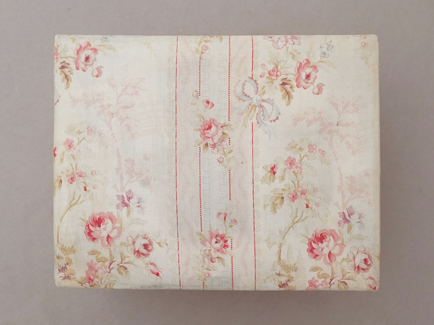 画像2: *蚤の市*アンティーク 薔薇模様&水色のリボン カルトナージュボックス  (2)