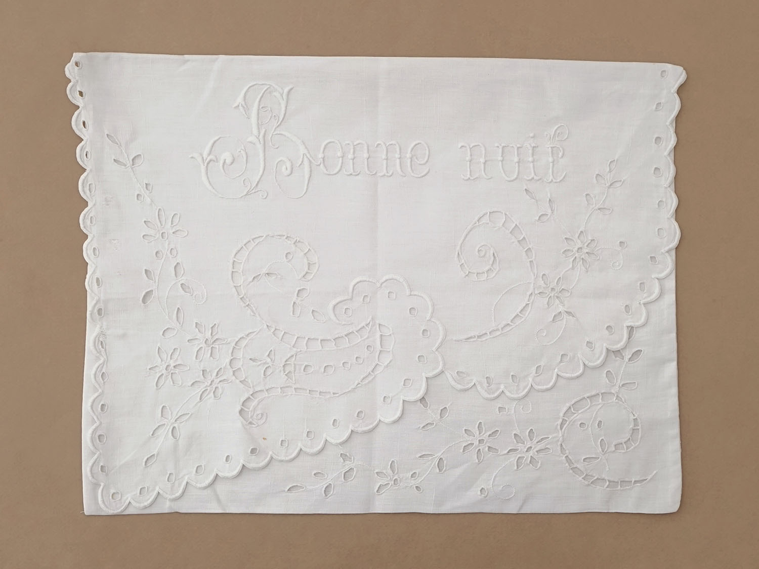 画像2: アンティーク パジャマケース BONNE NUIT 手刺繍 ホワイトワーク (2)