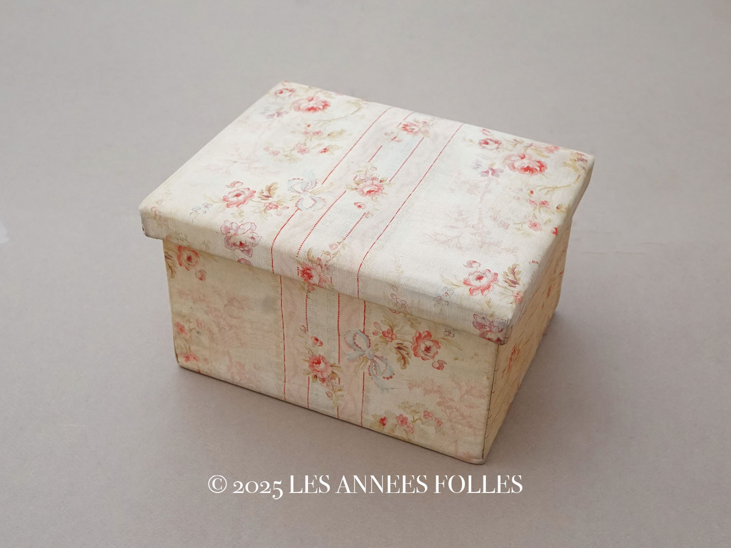 画像1: *蚤の市*アンティーク 薔薇模様&水色のリボン カルトナージュボックス  (1)