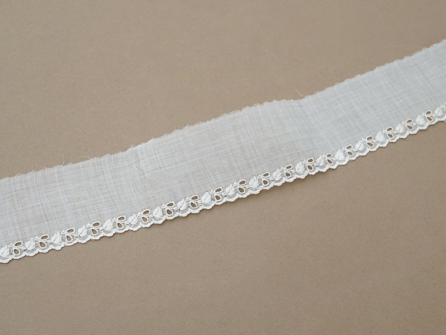 画像3: 19世紀末 アンティーク リーフ刺繍入り スカラップレース オーガンジー 4.5m幅  (3)
