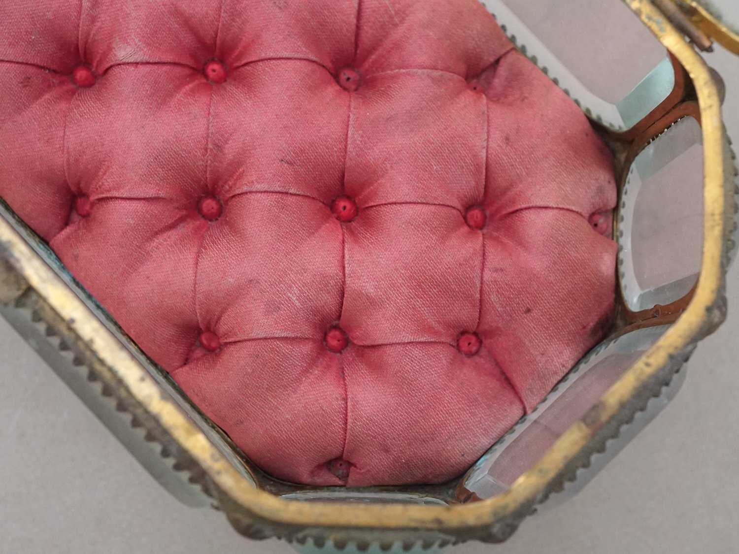 画像8: 19世紀 アンティーク オクトゴナル 大きなジュエリーボックス 八角形 ワイン色のシルク製クッション (8)