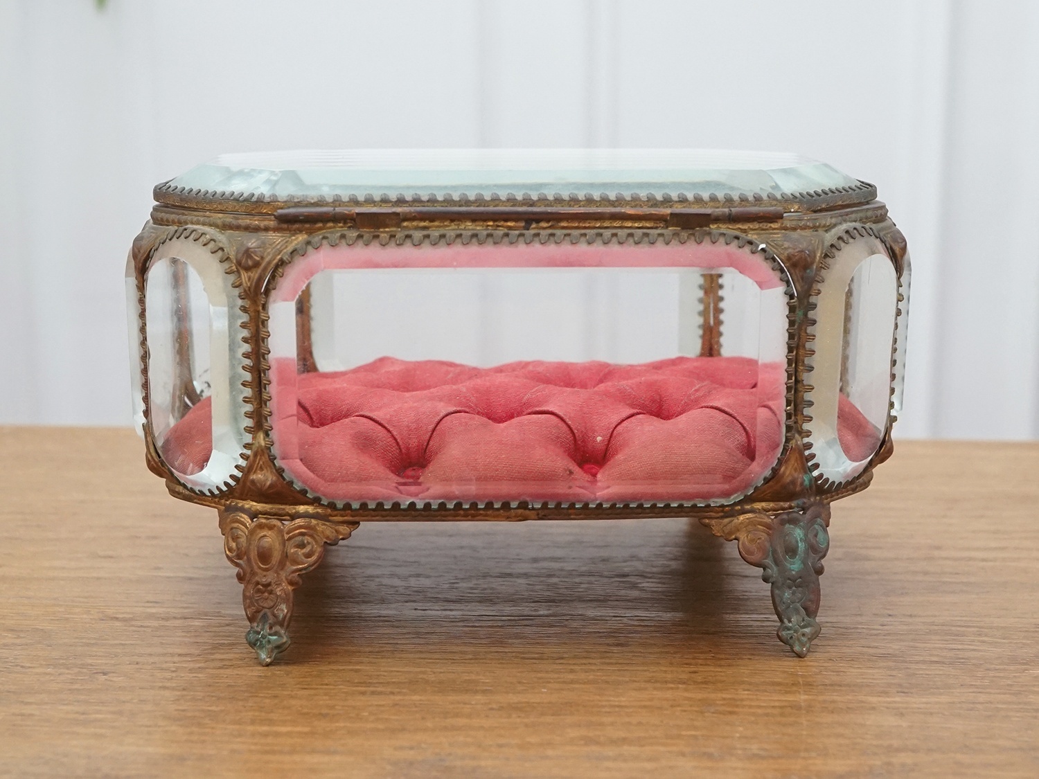 画像10: 19世紀 アンティーク オクトゴナル 大きなジュエリーボックス 八角形 ワイン色のシルク製クッション (10)