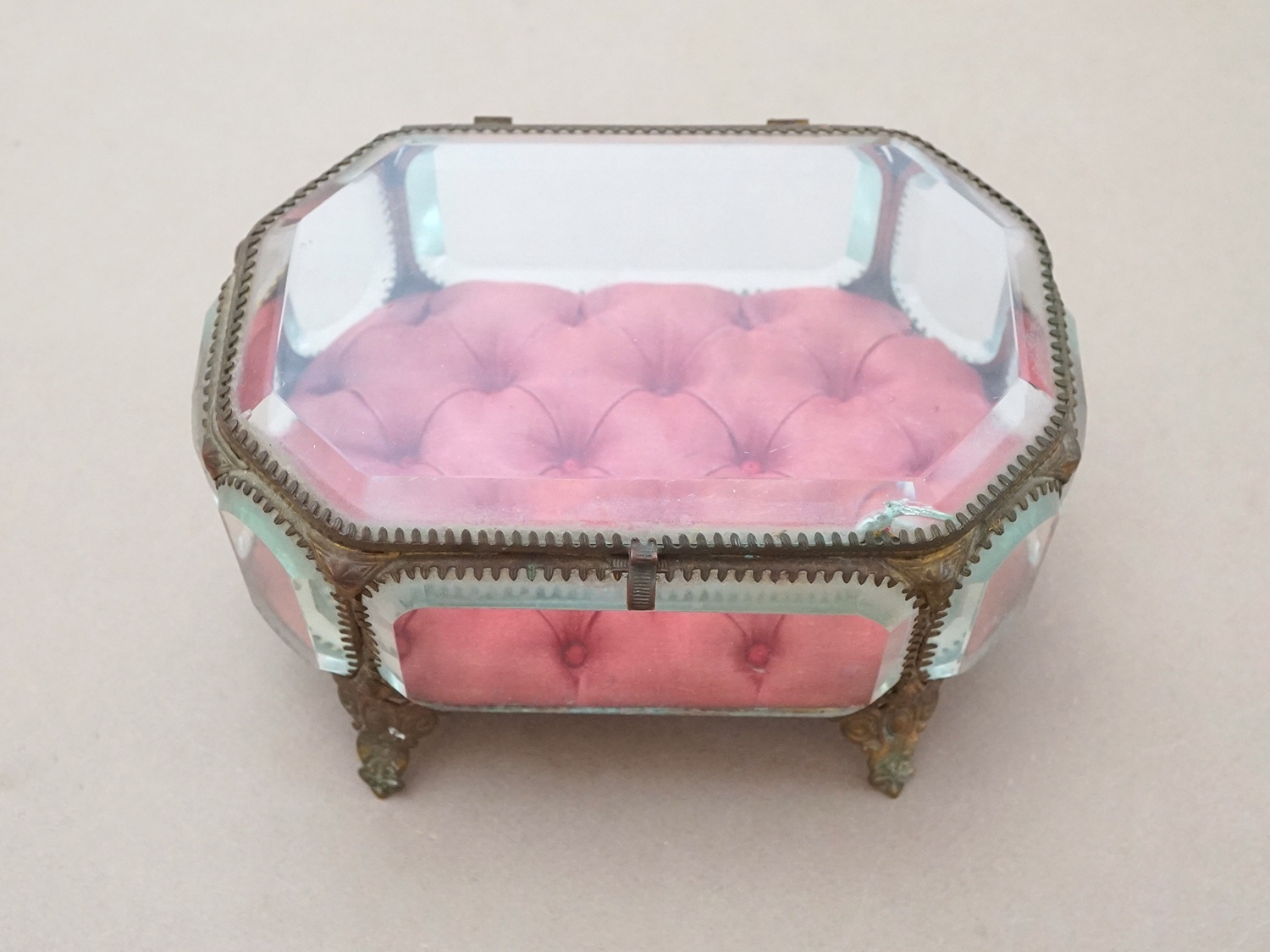 画像2: 19世紀 アンティーク オクトゴナル 大きなジュエリーボックス 八角形 ワイン色のシルク製クッション (2)