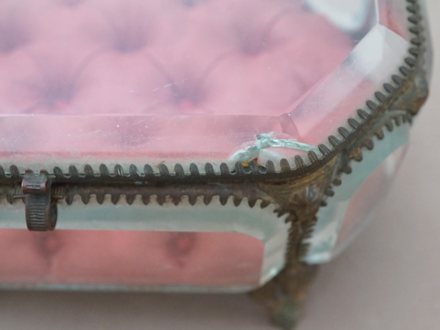 画像3: 19世紀 アンティーク オクトゴナル 大きなジュエリーボックス 八角形 ワイン色のシルク製クッション (3)