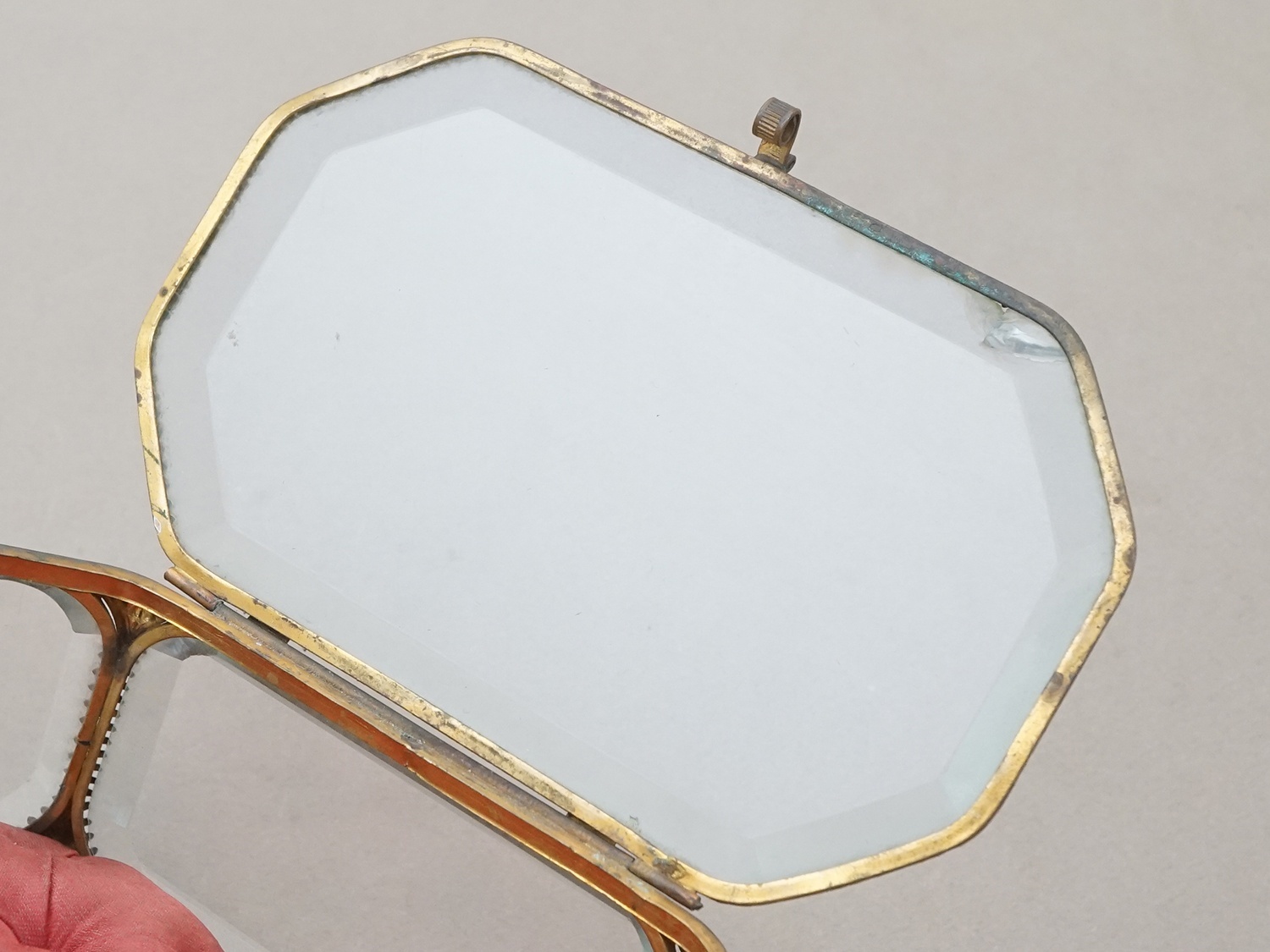 画像5: 19世紀 アンティーク オクトゴナル 大きなジュエリーボックス 八角形 ワイン色のシルク製クッション (5)