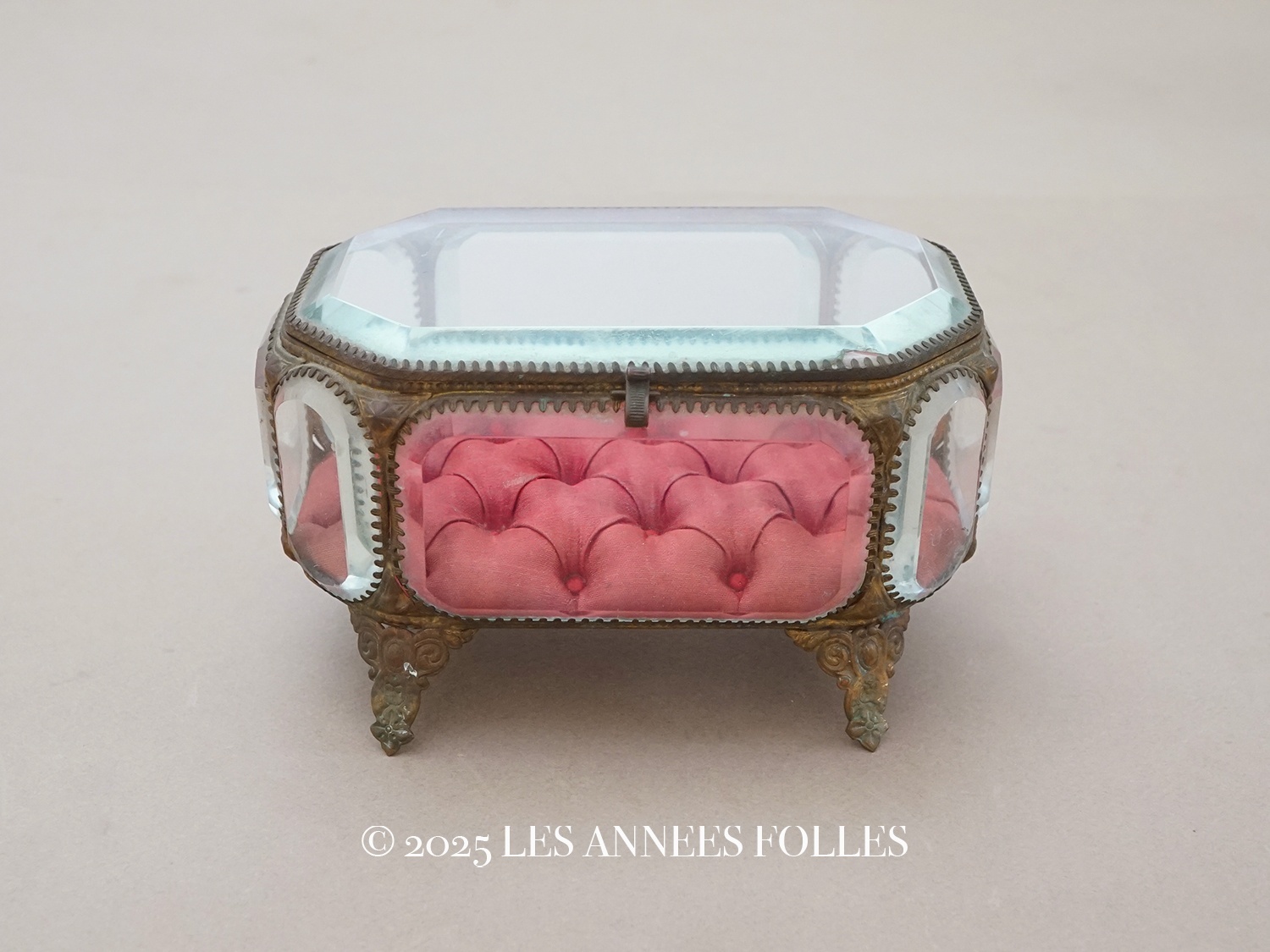 画像1: 19世紀 アンティーク オクトゴナル 大きなジュエリーボックス 八角形 ワイン色のシルク製クッション (1)