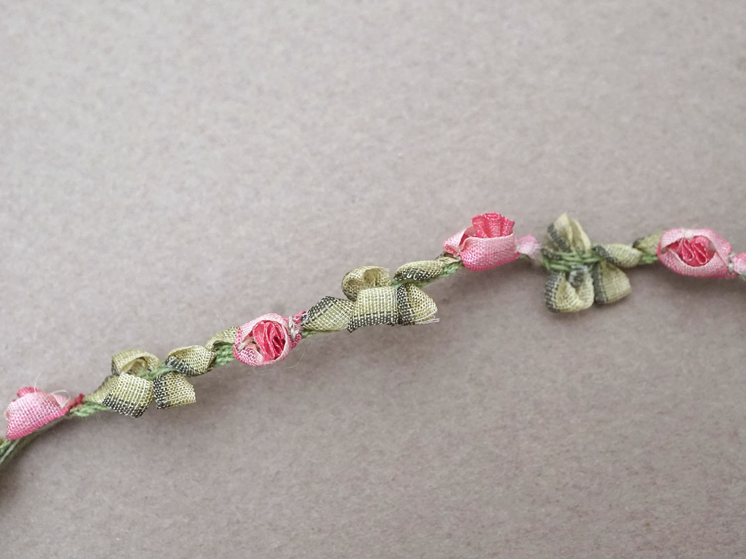 画像2: アンティーク とても小さなピンクの薔薇 ロココトリム シルク製 ロココリボン  (2)