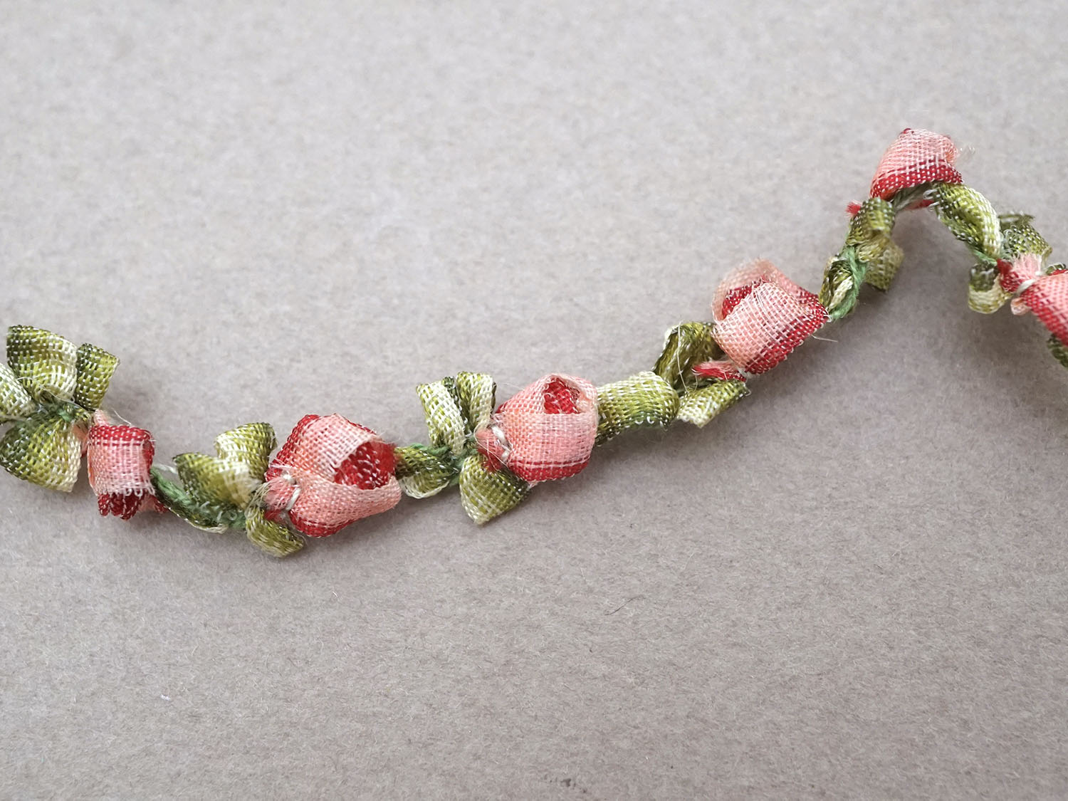 画像2: アンティーク とても小さな薔薇 ロココトリム シルク製 ロココリボン ピンク＆ダークレッド 23cm (2)