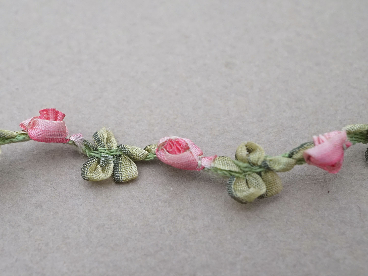 画像3: アンティーク とても小さなピンクの薔薇 ロココトリム シルク製 ロココリボン  (3)