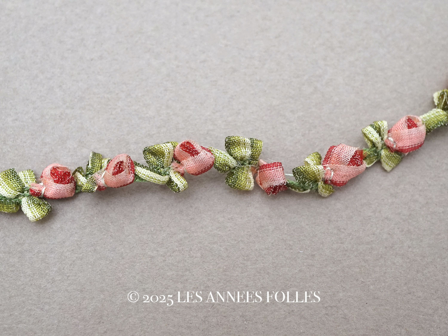 画像1: アンティーク とても小さな薔薇 ロココトリム シルク製 ロココリボン ピンク＆ダークレッド 23cm (1)