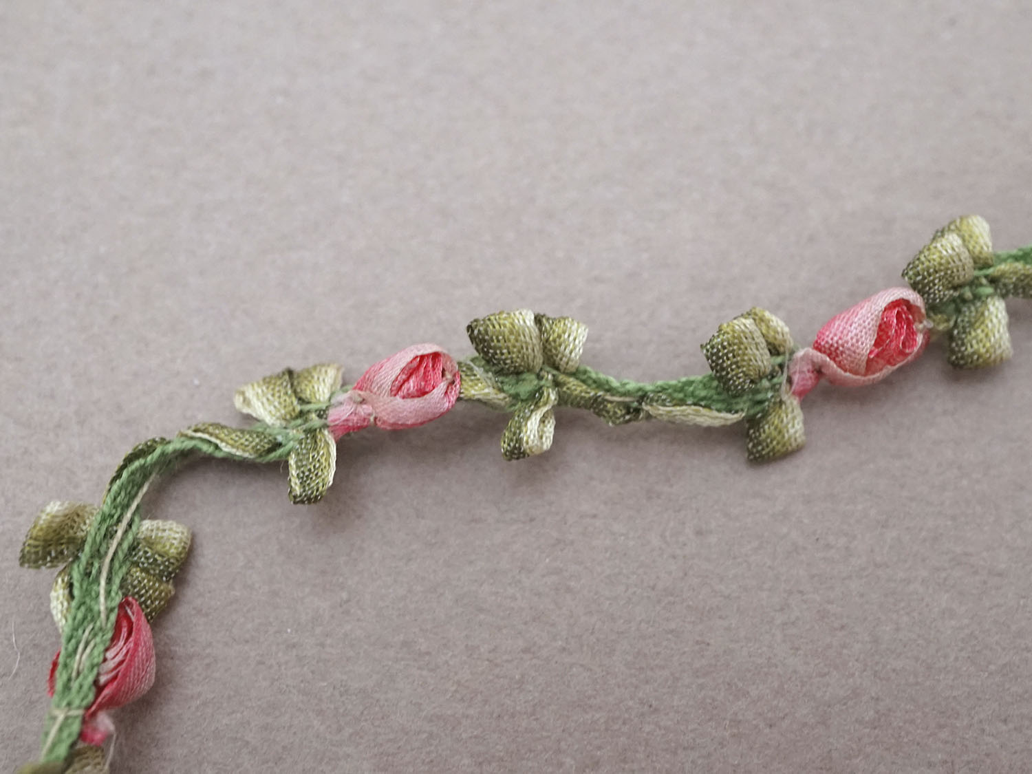 画像2: アンティーク とても小さなピンクの薔薇 ロココトリム シルク製 ロココリボン 28cm (2)