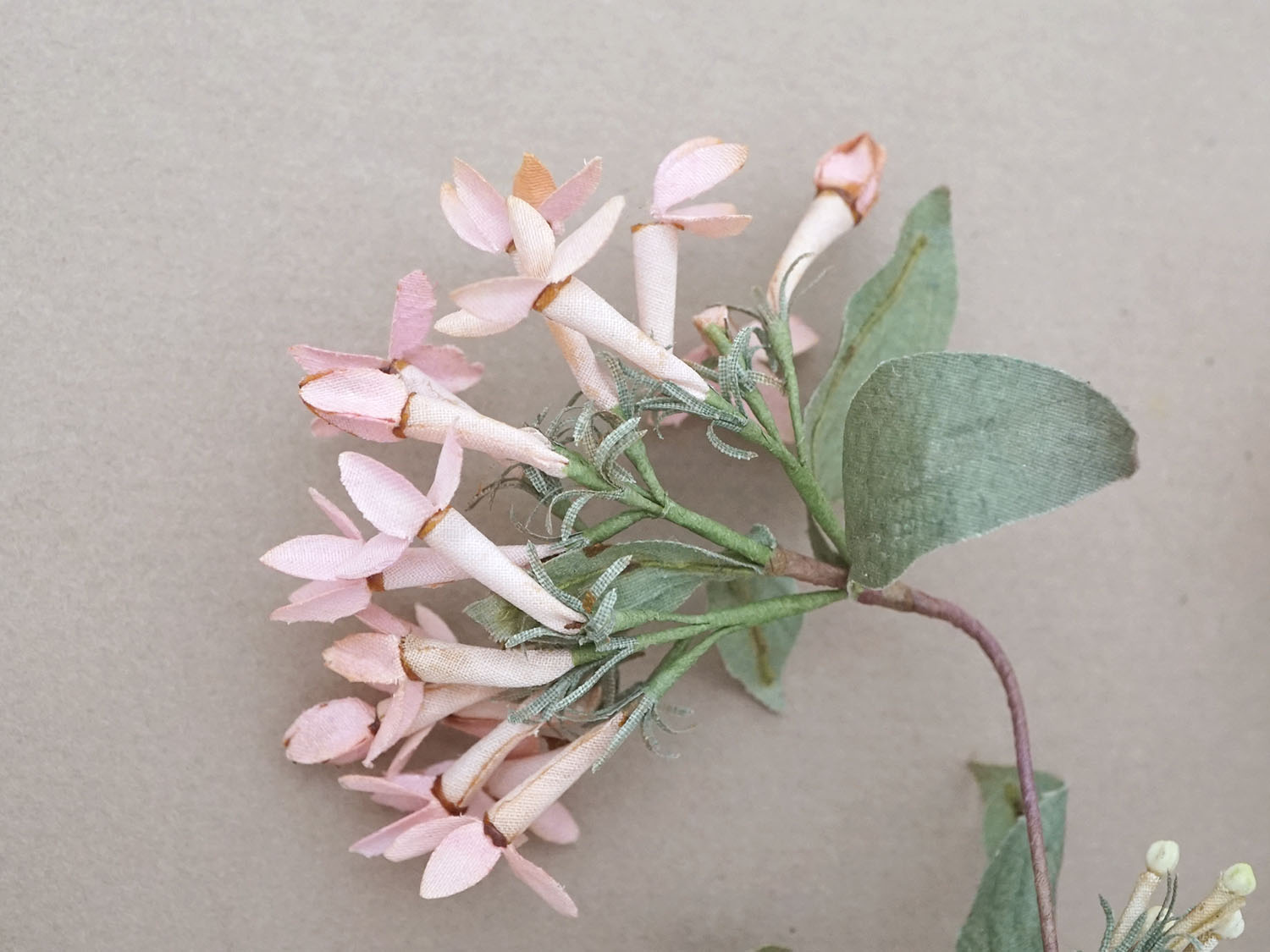 画像4: アンティーク 大きなブーケ  淡いピンクの布花 ラベル付 (4)