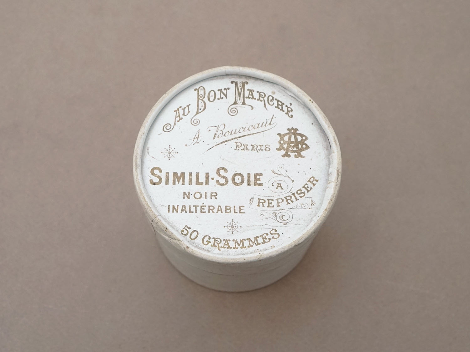 画像2: アンティーク ボンマルシェのスレッドケース 糸箱 ホワイト - AU BON MARCHE - (2)