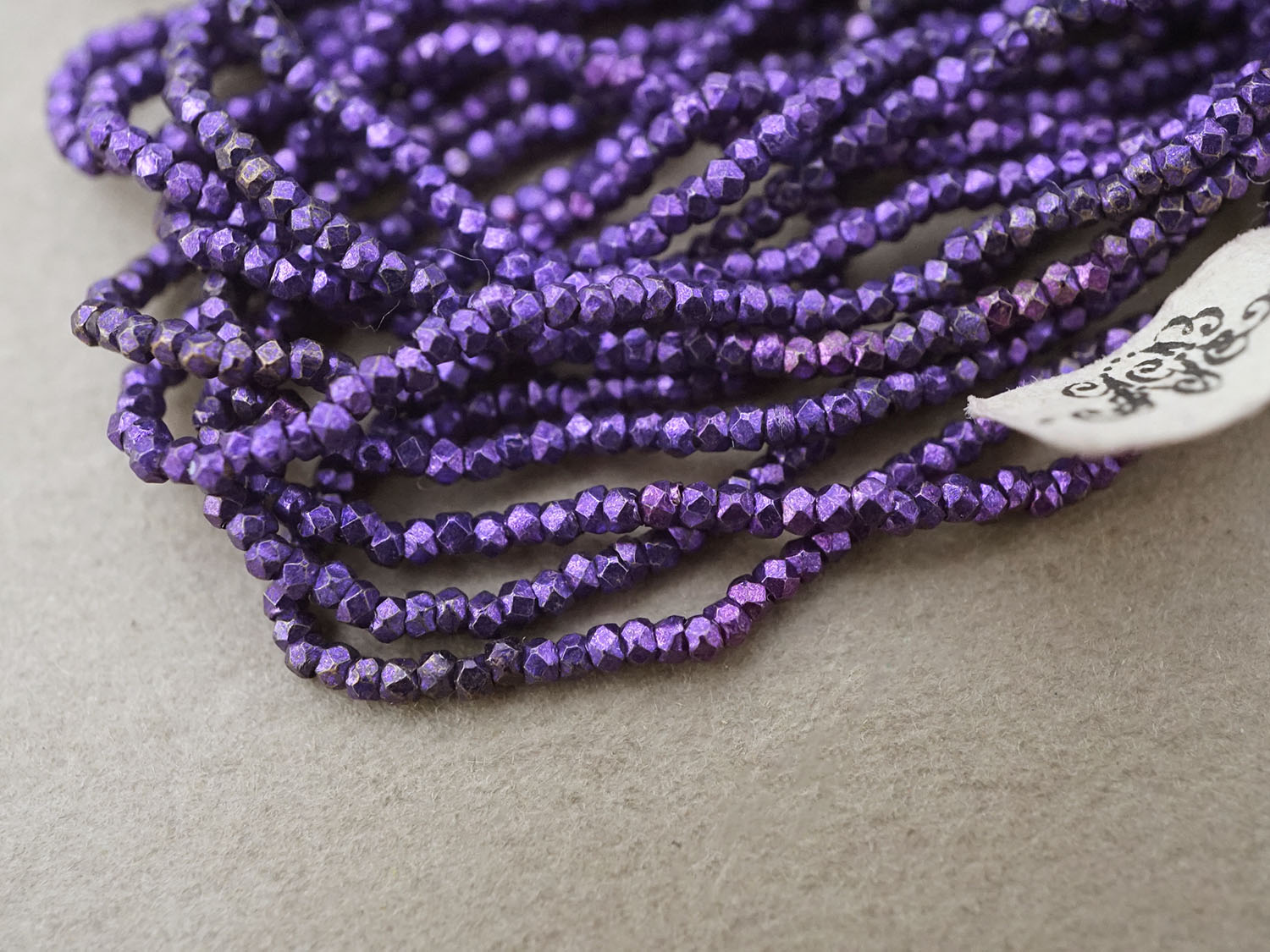 画像2: アンティーク メタル製 極小 カット入り ビーズ 紫 パンジー色 メタルビーズ キャビアビーズ (2)