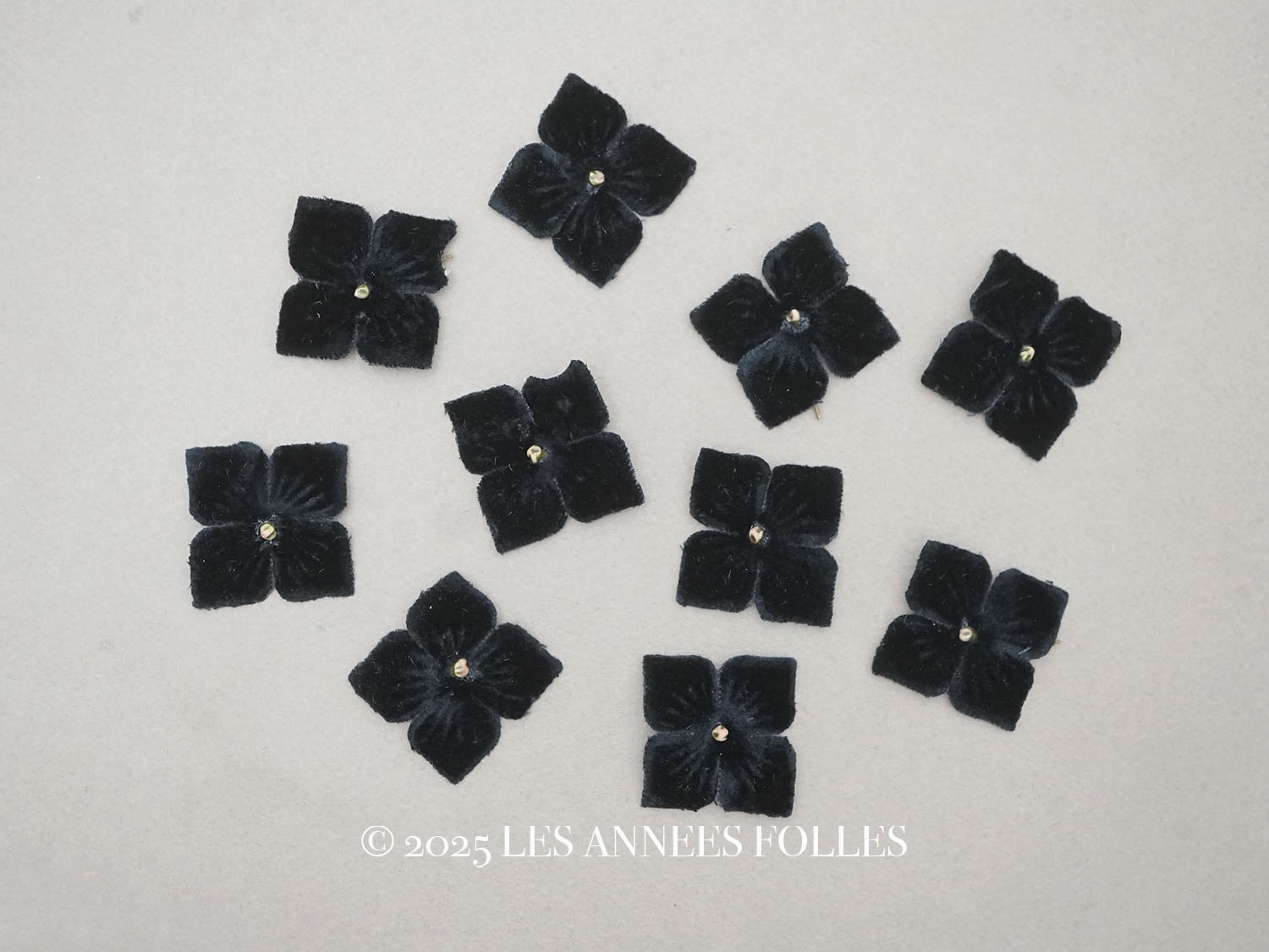 画像1: アンティーク 布花材料 ベルベットの花びら 花芯付き 10ピースのセット 約3cm 布花 黒 (1)