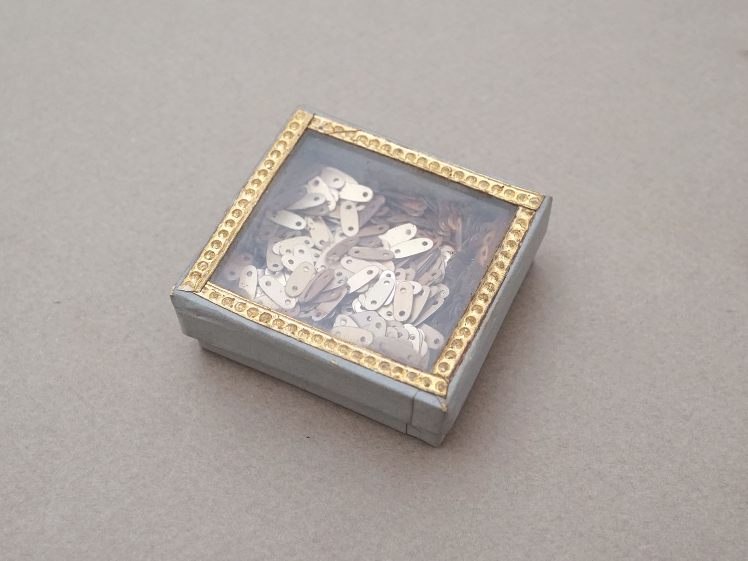 画像2: アンティーク ガラスの蓋の紙箱 シャンパンゴールドのスパンコール入り (2)