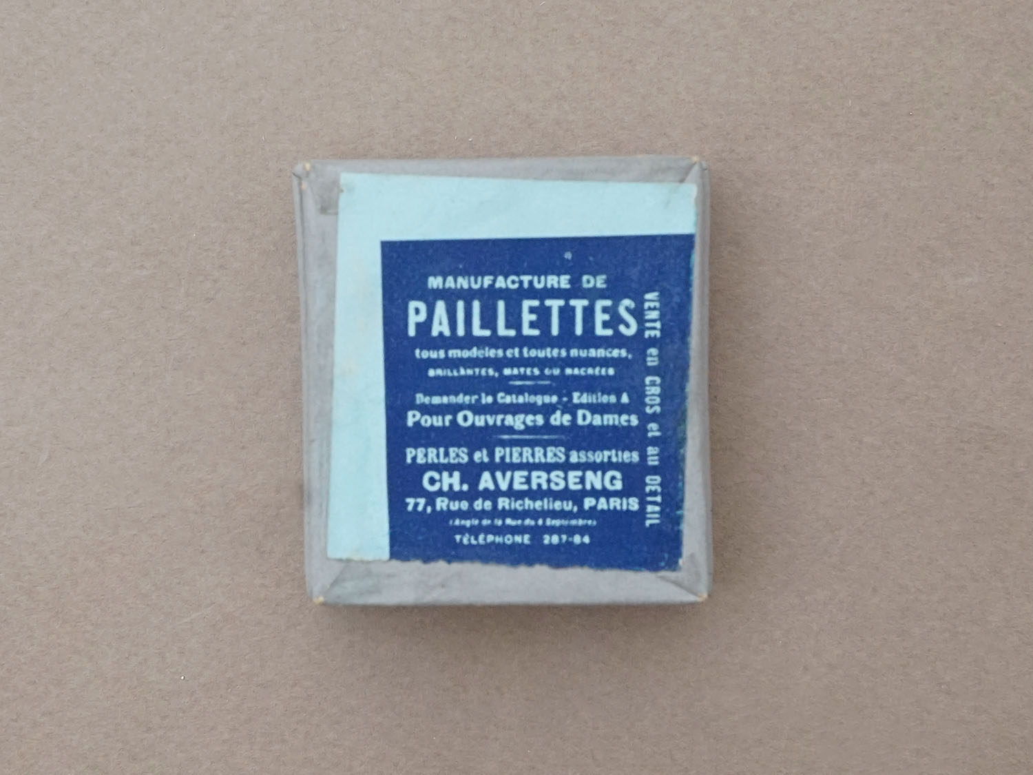 画像3: アンティーク ガラスの蓋の紙箱 スモーキーブルーのスパンコール入り (3)