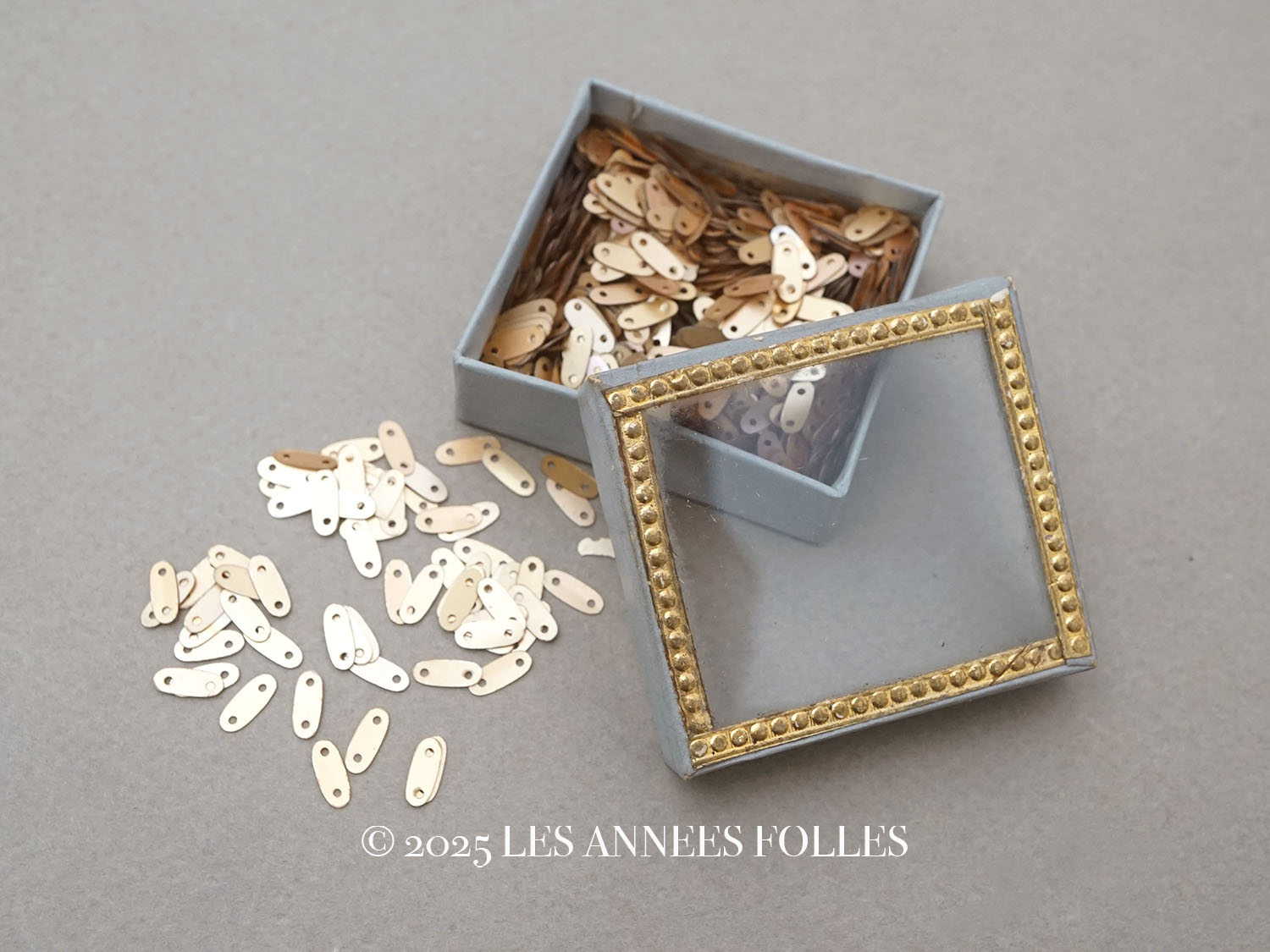 画像1: アンティーク ガラスの蓋の紙箱 シャンパンゴールドのスパンコール入り (1)