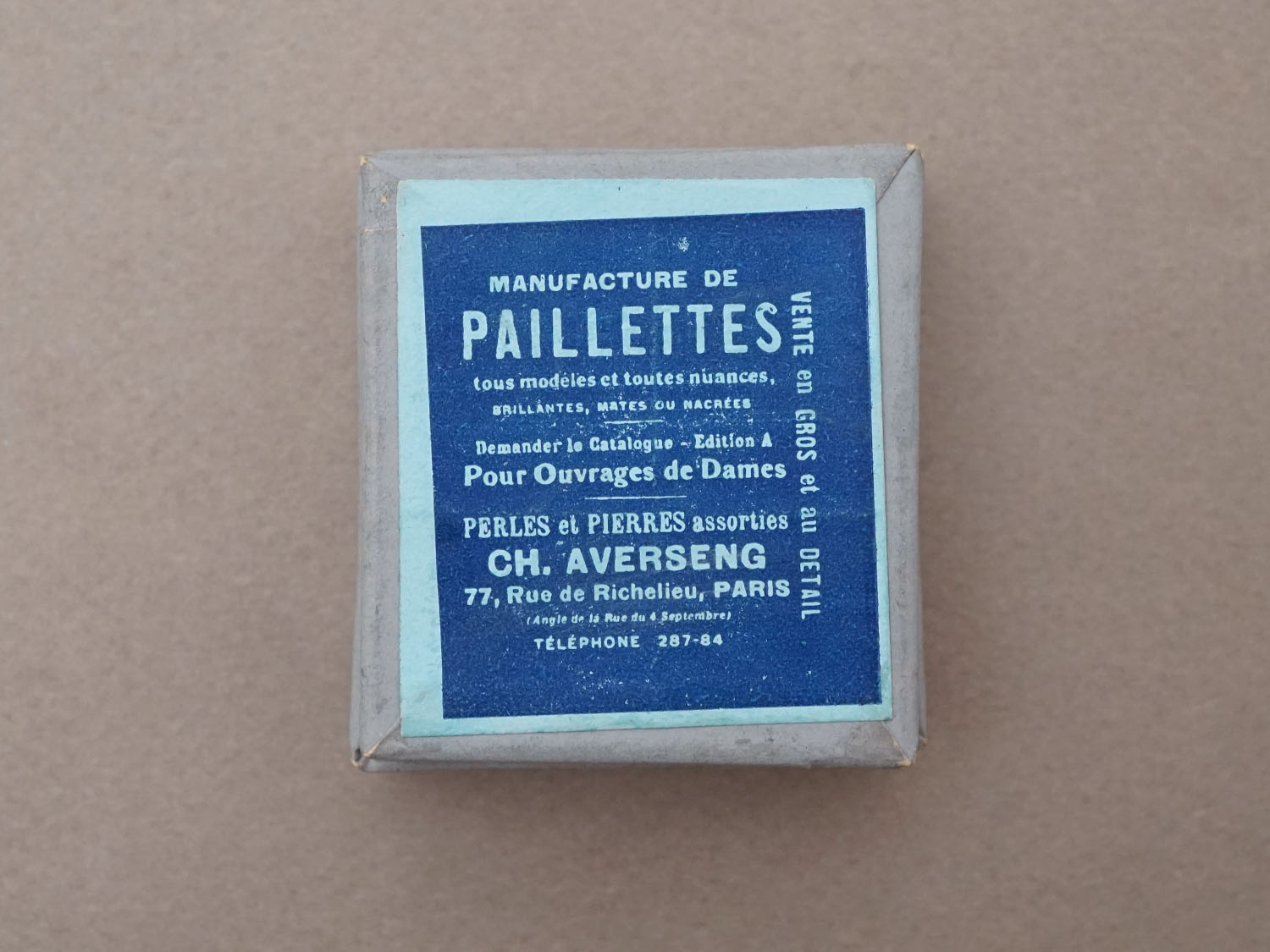 画像5: アンティーク ガラスの蓋の紙箱 シャンパンゴールドのスパンコール入り (5)