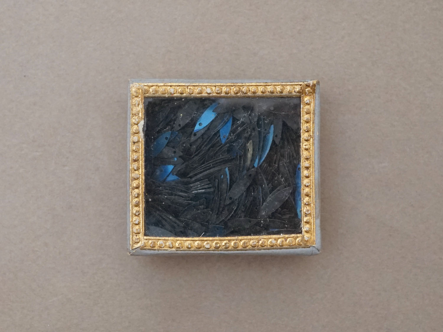 画像4: アンティーク ガラスの蓋の紙箱 スモーキーブルーのスパンコール入り (4)