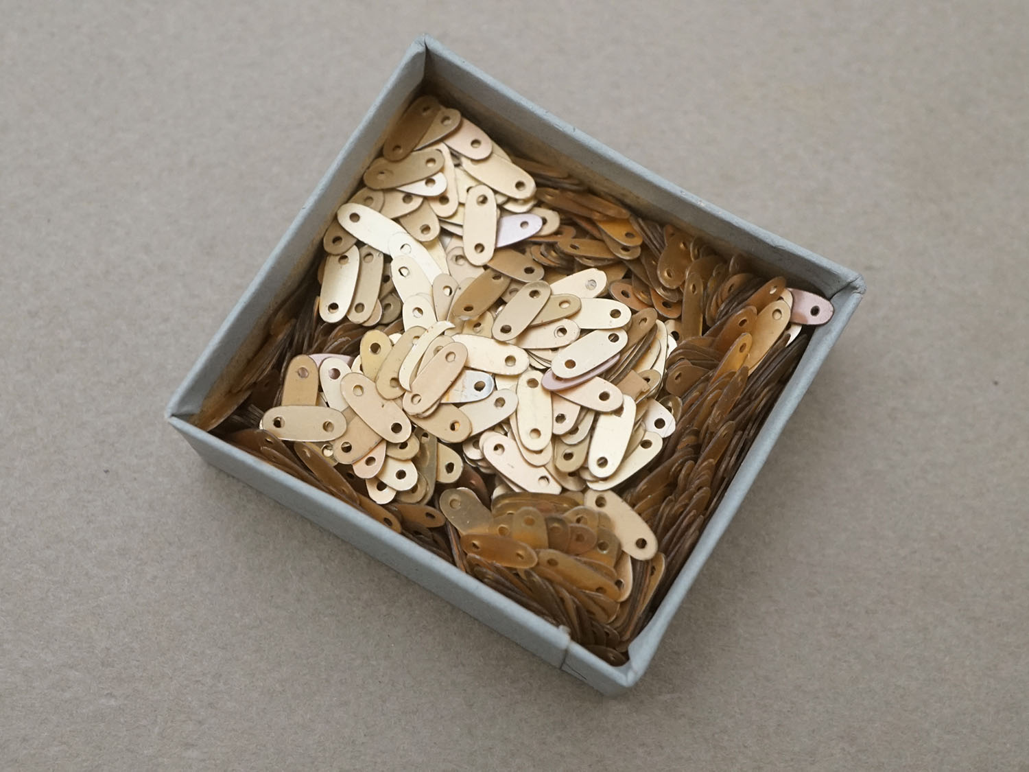 画像4: アンティーク ガラスの蓋の紙箱 シャンパンゴールドのスパンコール入り (4)