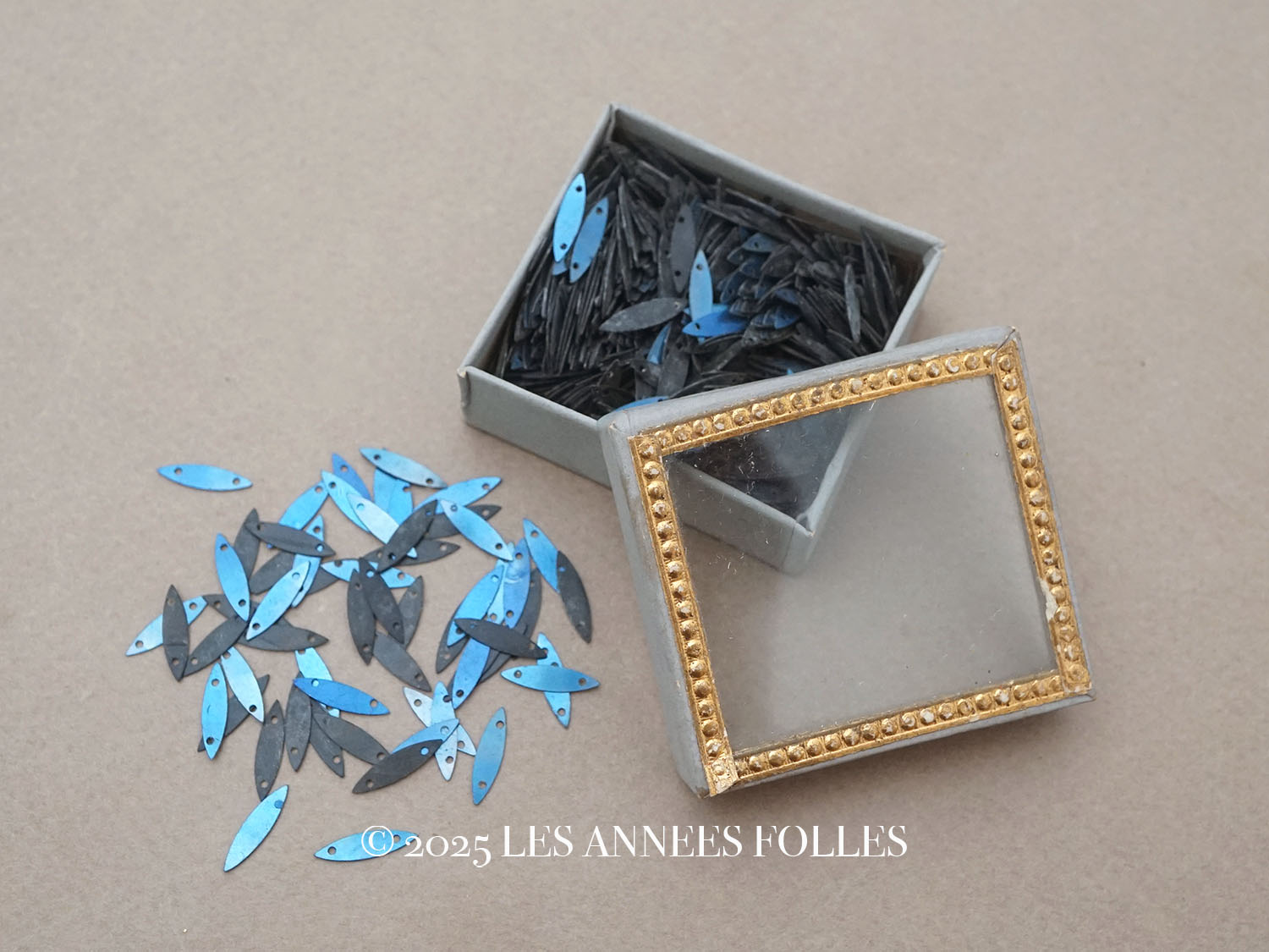 画像1: アンティーク ガラスの蓋の紙箱 スモーキーブルーのスパンコール入り (1)