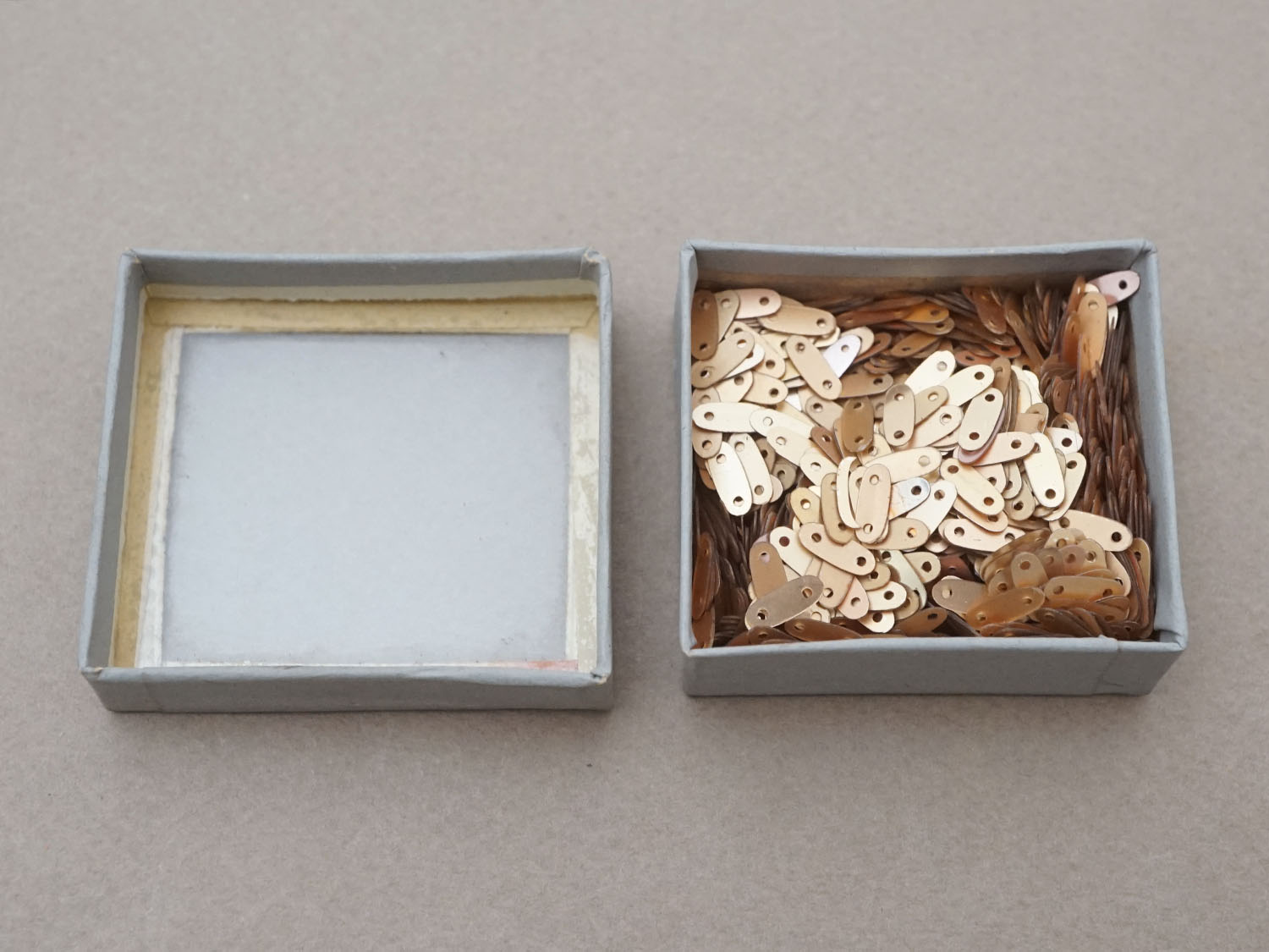 画像3: アンティーク ガラスの蓋の紙箱 シャンパンゴールドのスパンコール入り (3)