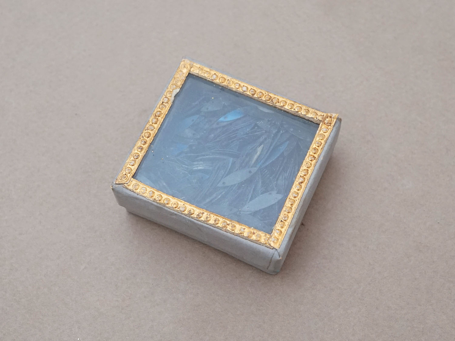 画像2: アンティーク ガラスの蓋の紙箱 スモーキーブルーのスパンコール入り (2)