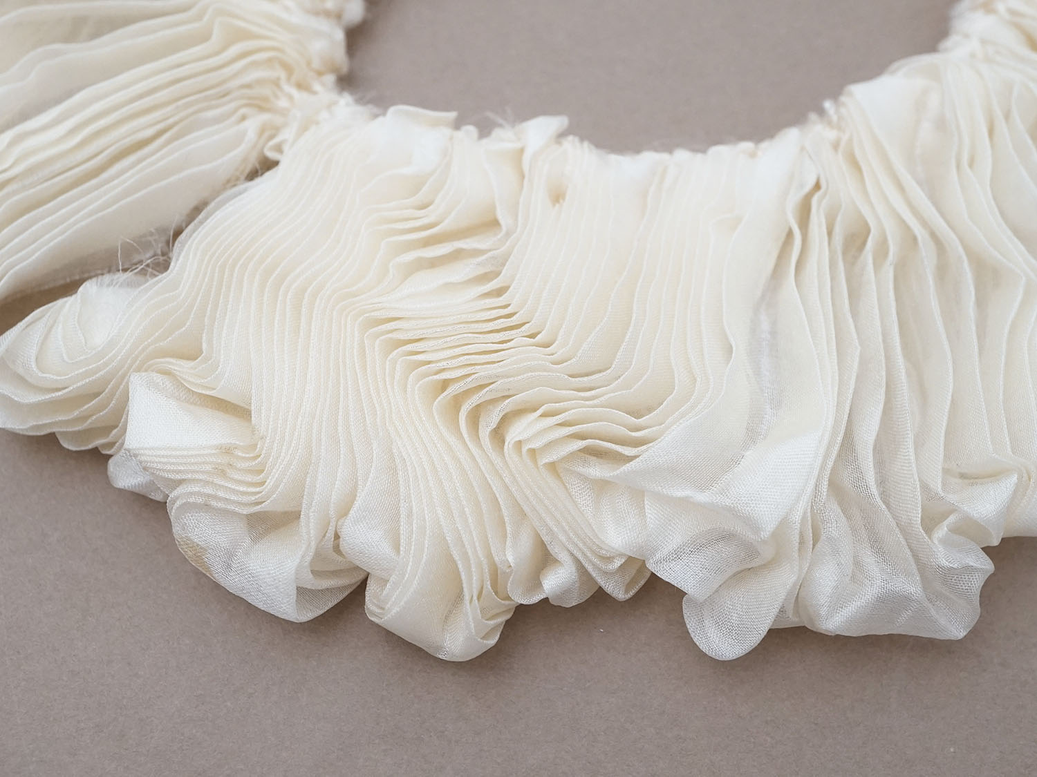 画像4: アンティーク シルクシフォンのプリーツ オフホワイト (4)