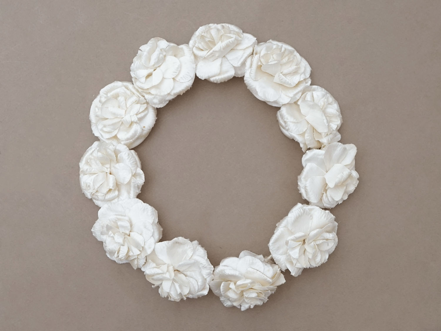 画像2: アンティーク シルクサテン 薔薇の布花のティアラ 花冠  エクリュ (2)
