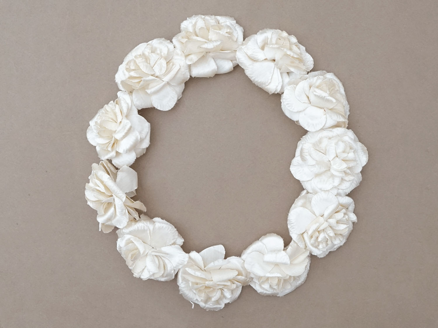画像2: アンティーク シルクサテン 薔薇の布花のティアラ 花冠  エクリュ (2)