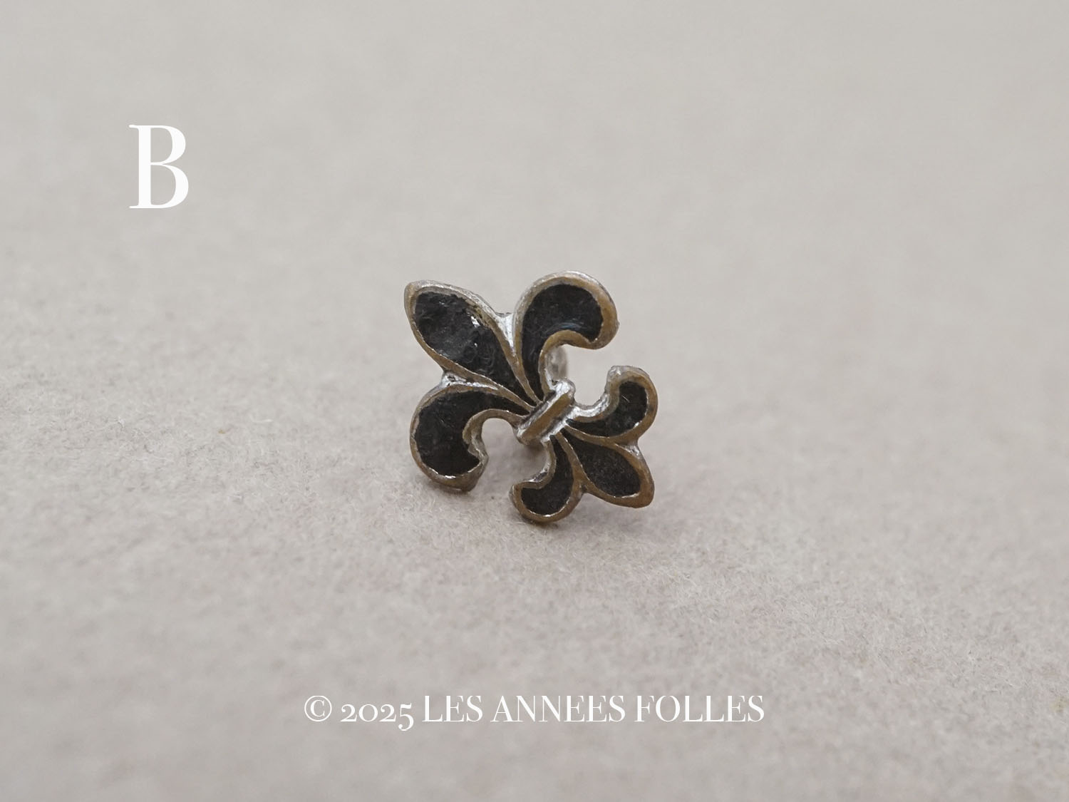 画像3: アンティーク ドール用 極小 ボタン 百合の紋章 8.5×10.5mm (3)