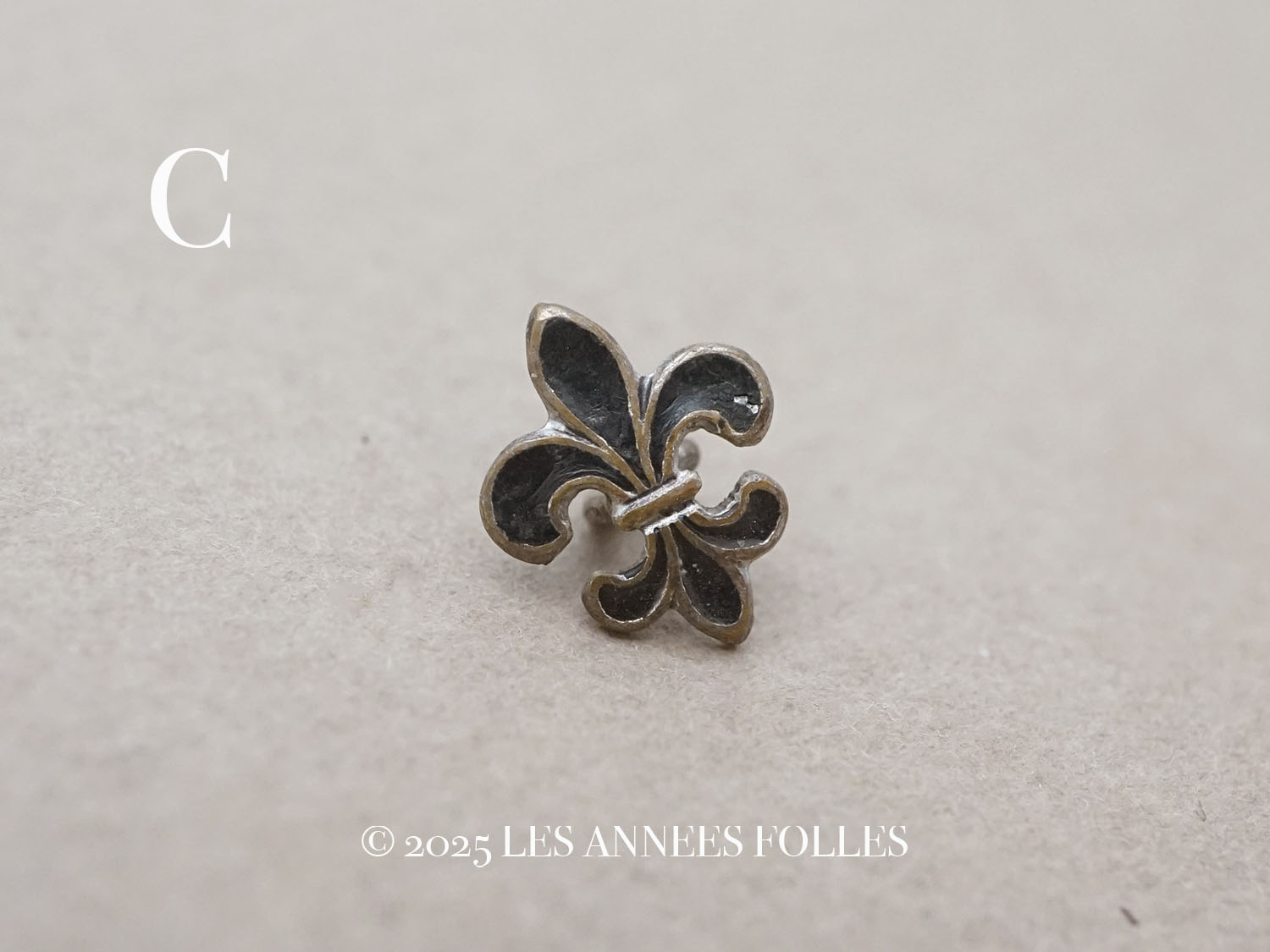 画像4: アンティーク ドール用 極小 ボタン 百合の紋章 8.5×10.5mm (4)