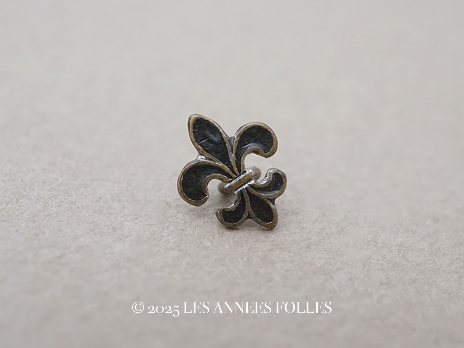 画像1: アンティーク ドール用 極小 ボタン 百合の紋章 8.5×10.5mm (1)