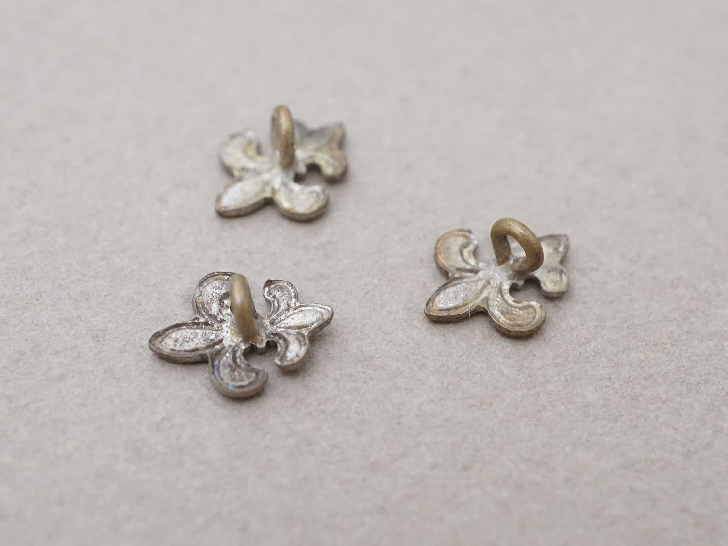 画像5: アンティーク ドール用 極小 ボタン 百合の紋章 8.5×10.5mm (5)