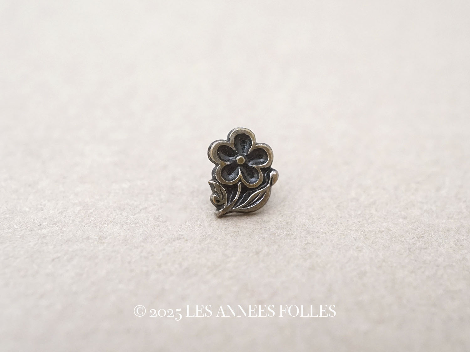 画像1: アンティーク ドール用 極小 ボタン 花 6×7.5mm (1)