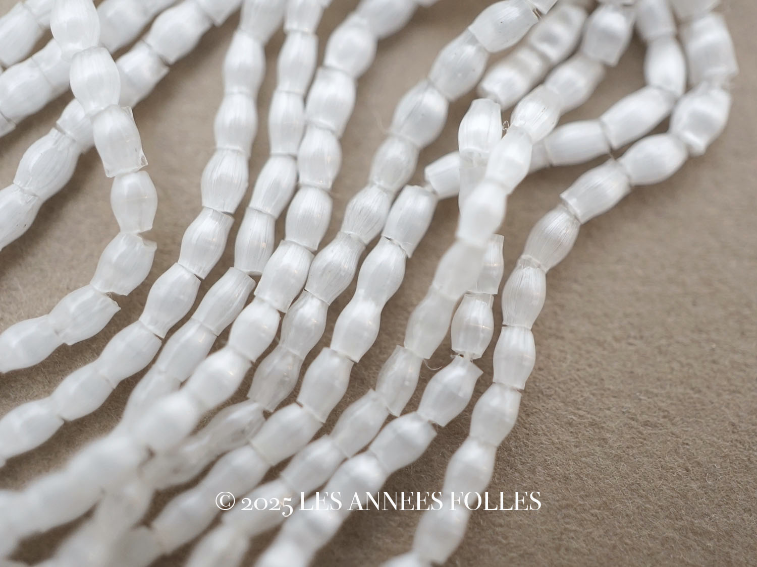 画像1: アンティーク 極小 スフレビーズ ライン入り パールホワイト サティネビーズ 約1.5×2.5mm  約600ピース (1)