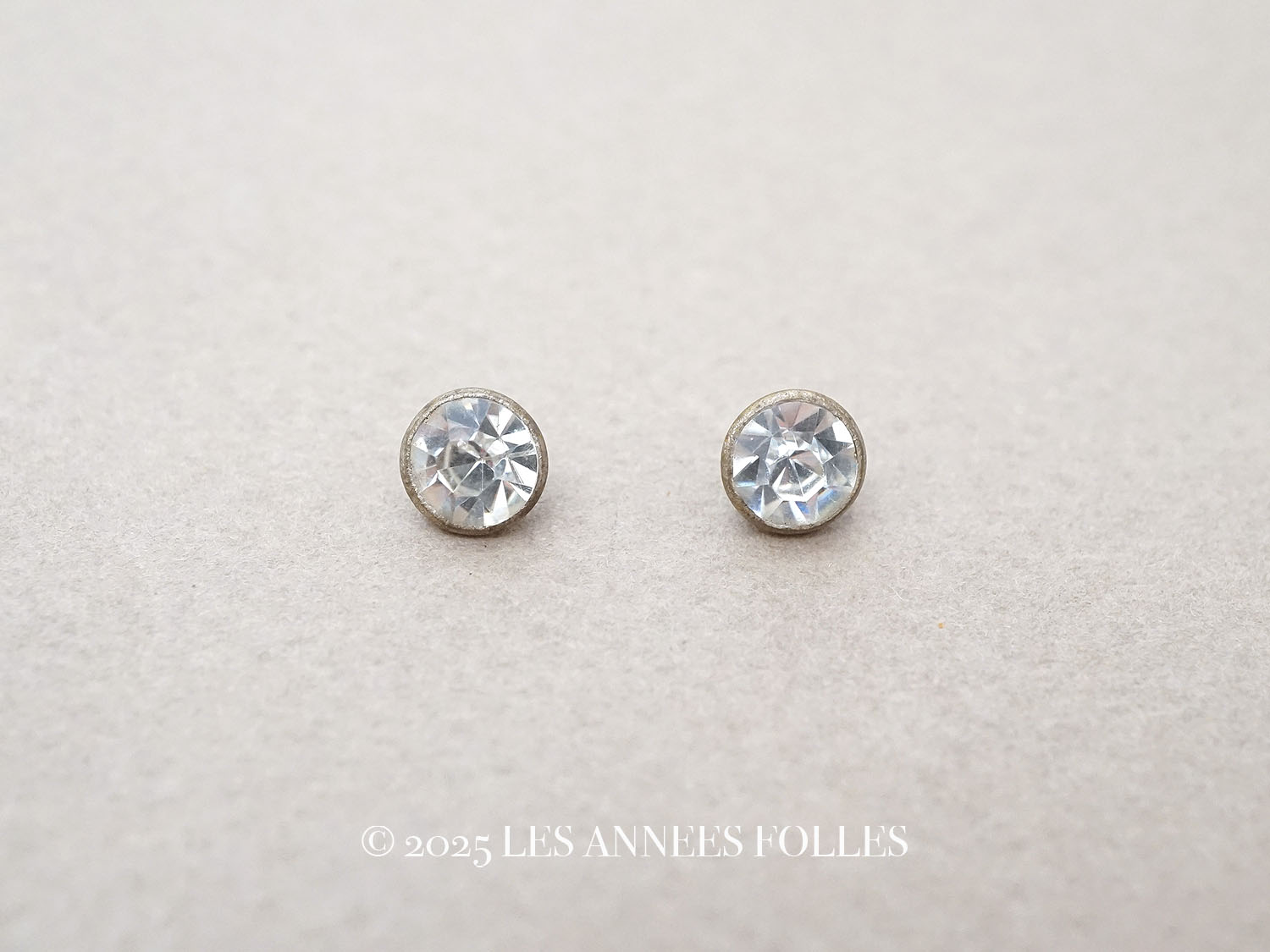 画像1: アンティーク 6.5mm カットガラスのボタン 2ピースのセット (1)