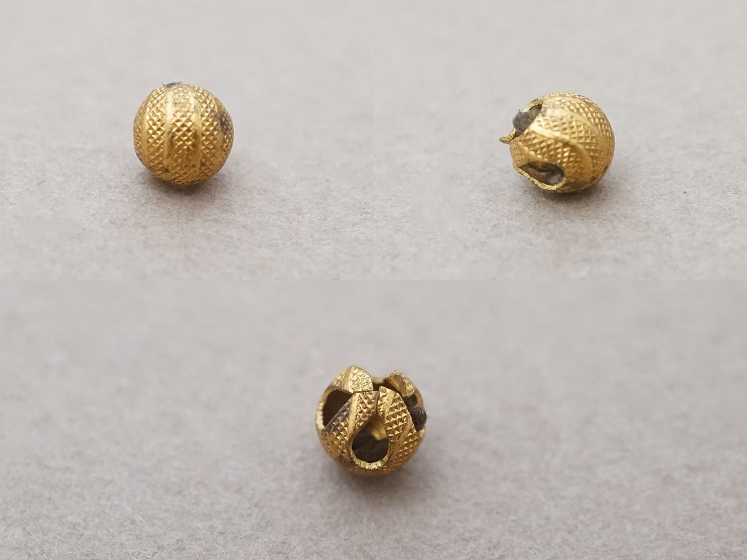 画像2: アンティーク 極小 4.5mm ボタン 格子＆ストライプ ゴールド 1ピース (2)