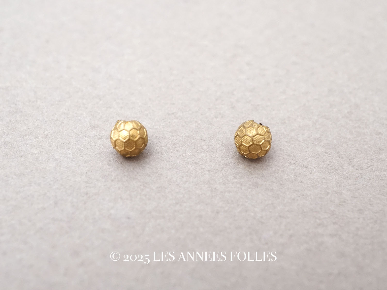 画像1: アンティーク 極小 4.5mm ボタン 蜂の巣柄 ゴールド 2ピースのセット (1)