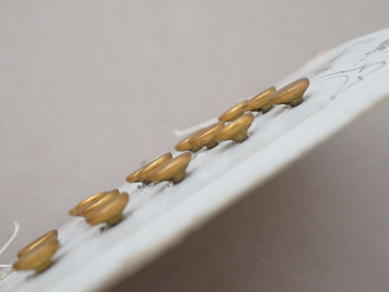 画像5: 19世紀末 アンティーク メタル製 ボタン ゴールド 8mm  17ピース (5)