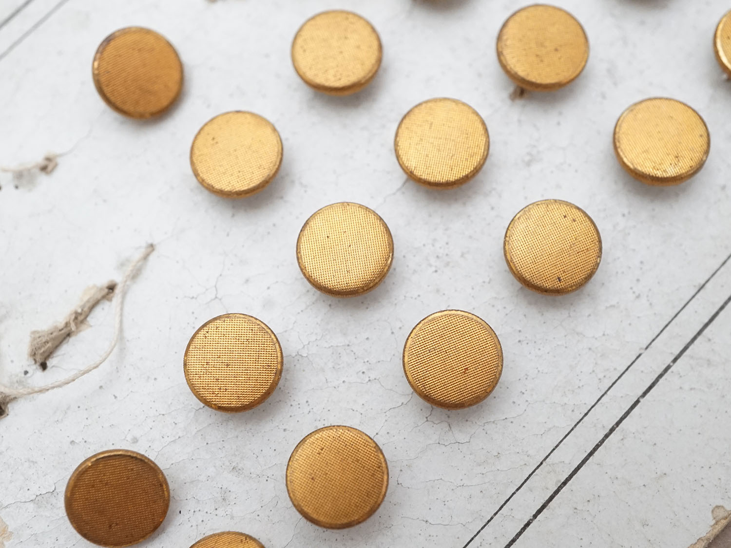 画像4: 19世紀末 アンティーク メタル製 ボタン ゴールド 8mm  17ピース (4)