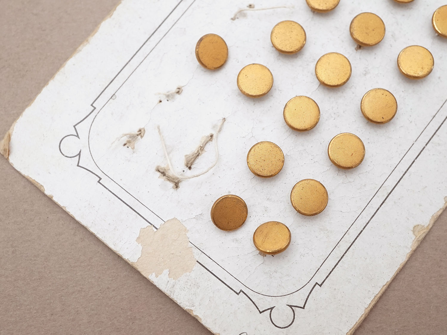 画像3: 19世紀末 アンティーク メタル製 ボタン ゴールド 8mm  17ピース (3)