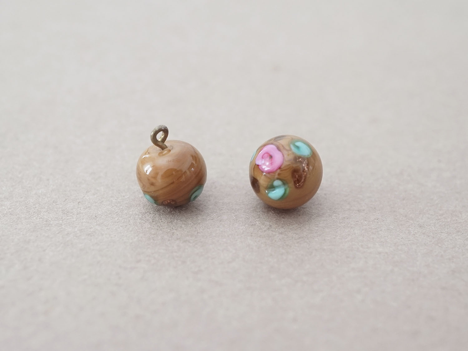 画像2: 19世紀末 アンティーク 薔薇のエナメルボタン 8mm 2ピースのセット ガラス製  (2)