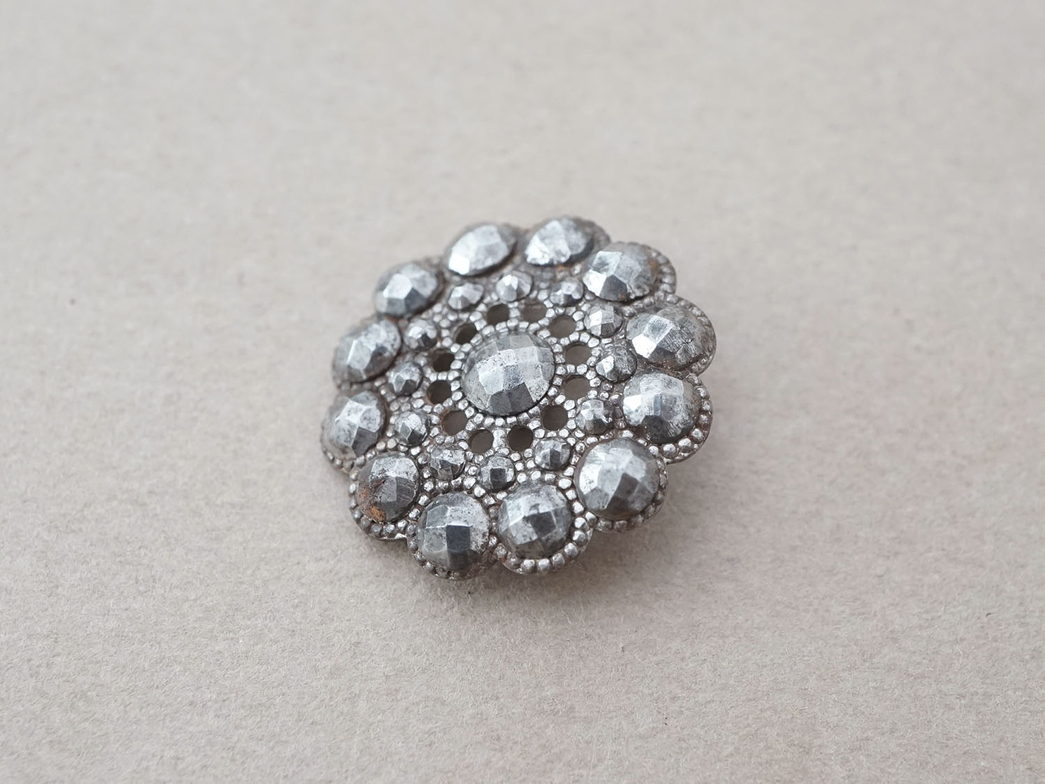 画像2: 19世紀初頭 アンティーク カットスチールボタン 2.4cm (2)